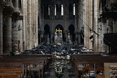 Сгоревшая кровля и спасенные реликвии: собор Парижской Богоматери после  пожара — Meduza