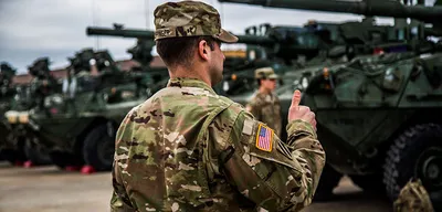 ЦЕНТРАЛЬНОЕ КОМАНДОВАНИЕ США - Солдаты Армии США из 2-й пехотной дивизии во  время учения в Национальном учебном центре Форт-Ирвин, штат Калифорния 11  марта 2020 года. Учения в Национальном учебном центре гарантируют поддержку
