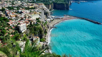 Вид на побережье моря с фешенебельных отелях в Сорренто, Италия. Стоковое  Изображение - изображение насчитывающей среднеземноморск, побережье:  169480533
