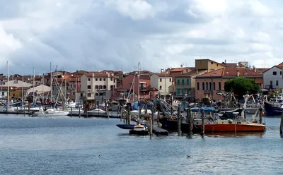 Итальянский город Соттомарина с населением 12 276 человек в столичном  городе Венеция, с видом на Венецианский залив H Редакционное Фотография -  изображение насчитывающей здесь, городок: 156176392