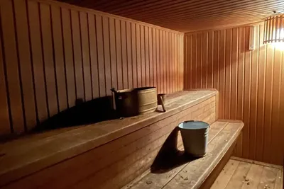 Финская угловая баня профилированного бруса 14Х16 с панорамным остеклением  и спальней - строительство одноэтажной бани профилированного бруса 16 на 14  с террасой и комнатой отдыха