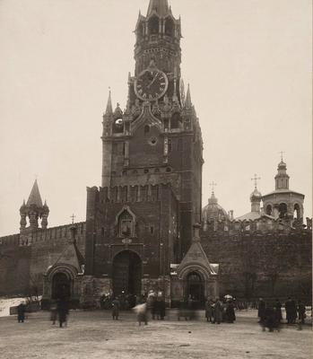 File:Москва. Кремль. После боев в окт.1917. Вид на Спасские ворота 1917  e1cr.jpg - Wikimedia Commons