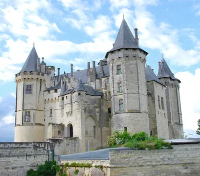 Известные французские замки - впечатляющий средневековый замок Pierrefonds  Стоковое Изображение - изображение насчитывающей памятник, национально:  102649639