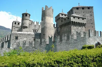 Зачем покупают замки во Франции?