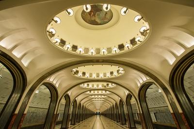 станция метро \"маяковская\" в москве. прекрасный пример сталинской  архитектуры и одна из самых известных станций метро Редакционное Стоковое  Фото - изображение насчитывающей старо, нутряно: 227744283