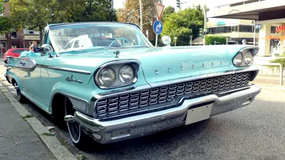 Разноцветные Старые Американские Классические Автомобили На Улице Гаваны  Против Исторических Зданий — стоковые фотографии и другие картинки Куба -  iStock