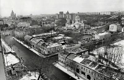 Пустые улицы двух столиц - История России в фотографиях