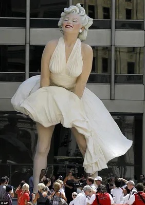 Жители Палм-Спрингс требуют убрать скандальную статую Мэрилин Монро |  Журнал Artmajeur