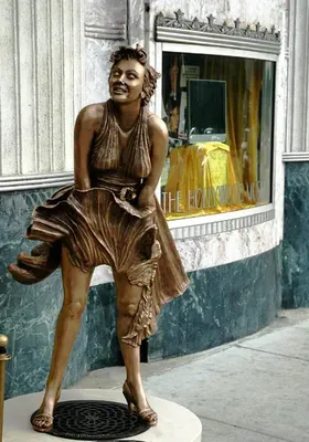 В Чикаго появился огромный памятник Мэрилин Монро