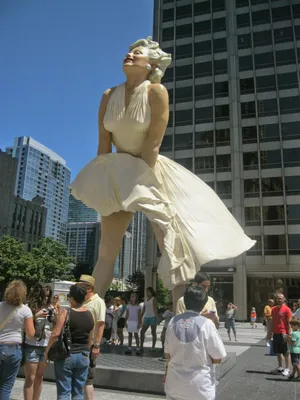Chicago and Marilyn Monroe Statue just before it was removed. | Marilyn  monroe, Marilyn, Fashion