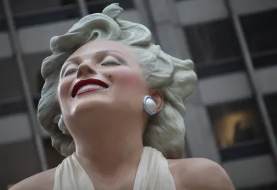 статуя Chicago Marilyn Monroe Редакционное Фото - изображение насчитывающей  статуя, сьюард: 24484771