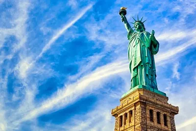 Статуя свободы дамы, держа факел и просвещая мир Редакционное Фото -  изображение насчитывающей манхэттен, американская: 209514211