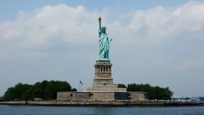 Официальное имя статуи – «Свобода, озаряющая мир» Между 1886 и 1906 годами, статуя  свободы выполняла роль маяка. Мощи сигнального огня не… | Instagram