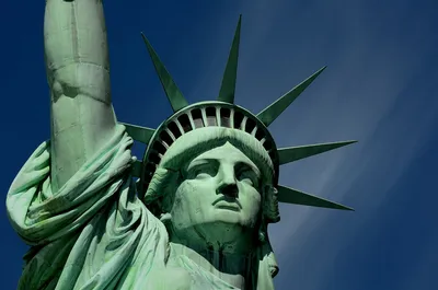 Какую книгу держит американская статуя Свободы? - ЯПлакалъ