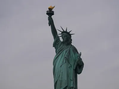 Статуя Свободы в снежном шаре Путешествие или поездка в Нью-Йорк и США  зимой в связи с празднованием Рождества Иллюстрация штока - иллюстрации  насчитывающей украшение, глобус: 164079414