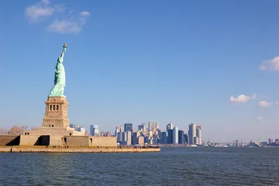 Поездка в Америку. Нью-Йорк, день 1-й. Статуя Свободы на фоне Манхэттэна