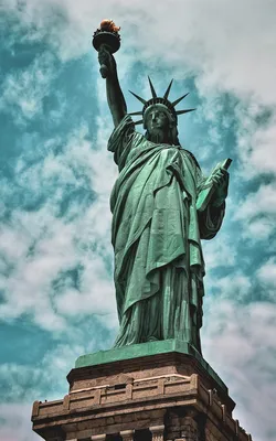 Статуя свободы NYC Нью-Йорка на острове свободы Национальный монумент и  музей статуи свободы Остров Gr статуи свободы Редакционное Стоковое Фото -  изображение насчитывающей независимость, небо: 114657713
