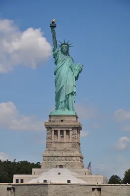 Нью-Йорк Статуя Свободы, Американский Символ, С Нижнего Манхэттена  Горизонты На Заднем Плане Туризма Концепция Фото Остров Свободы, Нью-Йорк,  США Фотография, картинки, изображения и сток-фотография без роялти. Image  12846183