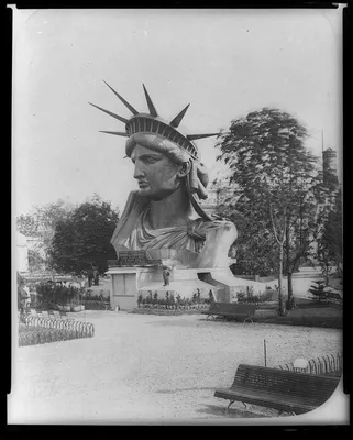 Голова статуи Свободы выставлена в парке в Париже] - PICRYL Поиск в мировом  общественном достоянии