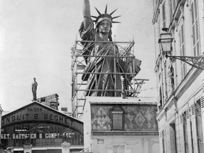 Статуя свободы в Париже, Франция Редакционное Фотография - изображение  насчитывающей прописно, символ: 165743622