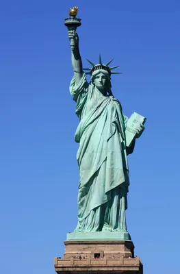 статуя свободы на реке сена в париже Стоковое Изображение - изображение  насчитывающей франция, достопримечательностью: 217111871
