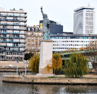 статуя свободы в париже париж бронза городских Фото Фон И картинка для  бесплатной загрузки - Pngtree