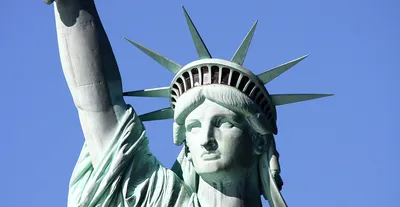 Статуя Свободы прибывает в нью-йоркскую гавань