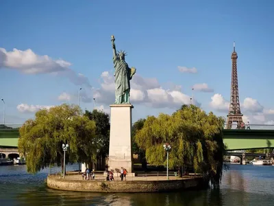 Где находится Статуя Свободы в Париже и что ее роднит с американской тезкой