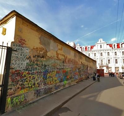 Почитатели Виктора Цоя возмущены: фанаты \"Динамо\" закрасили стену Цоя в  Москве — Tribuna | федеральное информационное агентство