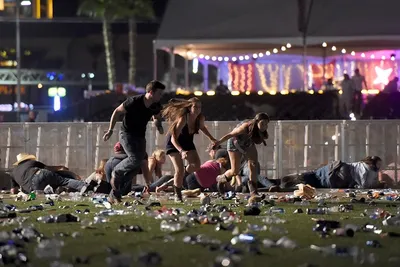 Количество жертв стрельбы в Лас-Вегасе достигло 50 человек - Российская  газета