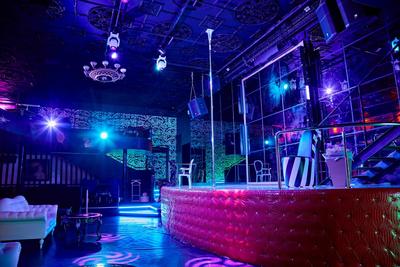 Мужской бар в Москве - элитный стрип-бар для мужчин Burlesque. Бурлеск  официальный сайт