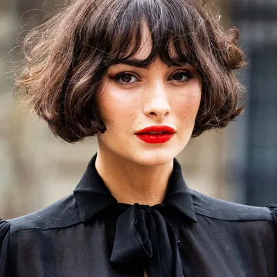 Как стригут и укладывают волосы француженки | Vogue Russia