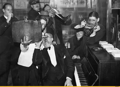 Сухой закон в США и уничтожение выпивки в 1919-1933 годах » Приколы, юмор,  фото и видео приколы, красивые девушки на кайфолог.нет