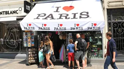 Сувениры в форме Эйфелева башни на продаже снаружи, Париж Стоковое Фото -  изображение насчитывающей туризм, турист: 89379522