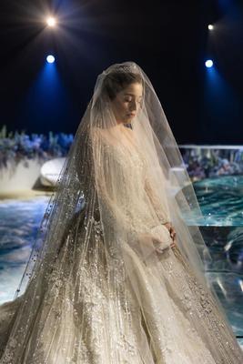 Леди Гага и золотые слитки для гостей: как российские миллиардеры поженили  детей в зале, где вручают премию «Оскар»?: Явления: Ценности: Lenta.ru
