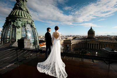 свадьба в Москве 40 лет. жених и невеста повесили замок на счастье Стоковое  Изображение - изображение насчитывающей вид, танцы: 230170159