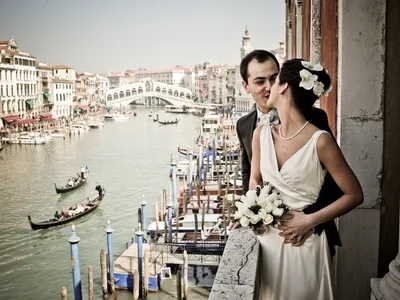 Свадьба в Италии в Венеции. Молодожены, обнимая стоят на берегу канала  Венеции. Жених с невестой объятия Стоковое Изображение - изображение  насчитывающей объятия, италия: 182857441
