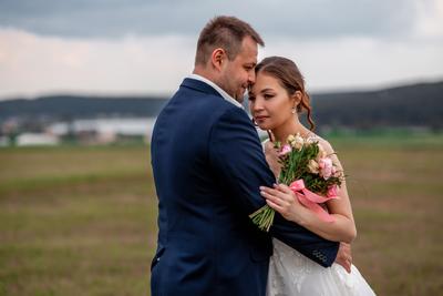 Свадебное платье с пышной юбкой спущенными плечами и длинным шлейфом  артикул 103511 цвет белый👗 напрокат 8 700 ₽ ⭐ купить 89 000 ₽ в  Екатеринбурге