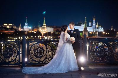 Городская свадебная фотосессия с архитектурой — Свадебная фотосессия на  улочках и площадях Москвы, фото в городском стиле