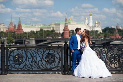 Городская свадебная фотосессия с архитектурой — Свадебная фотосессия на  улочках и площадях Москвы, фото в городском стиле