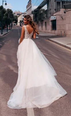 Dioni» - кружевное свадебное платье в стиле БОХО с рукавами шлейфом купить  в Минске -