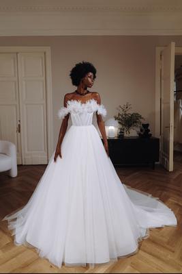 Свадебное платье с разрезом по ноге | Платья, Прямые свадебные платья, Свадебные  платья