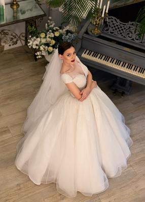 В Новосибирске дизайнер потеряла два свадебных платья во время фэшн-показа  - KP.RU