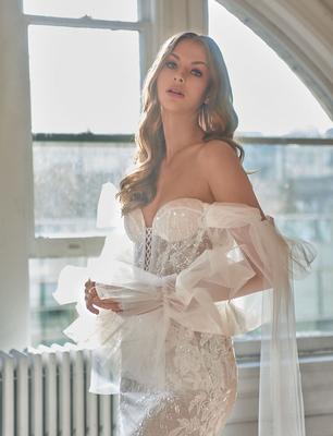 Свадебный салон в Москве – большой каталог свадебных платьев с фото и  ценами в свадебном интернет-магазине «Seven Sky»