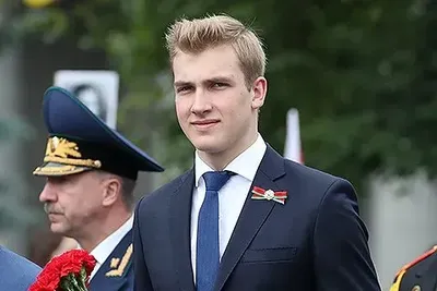 Сын Лукашенко и его спутница пришли на выпускной в цветах украинского флага