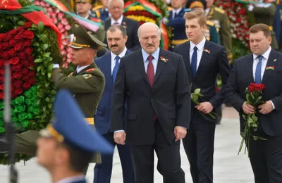 Российские девушки не скрывают восторга, увидев Николая Лукашенко на параде  в Москве | EX-PRESS.LIVE