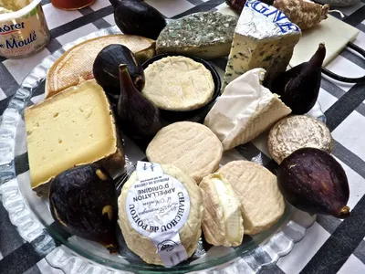 Ассортимент блюда сыров Франции различных французских сыров Стоковое Фото -  изображение насчитывающей свеже, драгоценность: 111511074