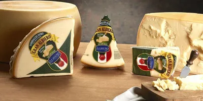 Попал в Италии на завод и сфоткал как рабочие моют сыр от плесени.  Показываю фото процесса производства 🇮🇹 🧀 | Фотоблог №1005001 | Дзен