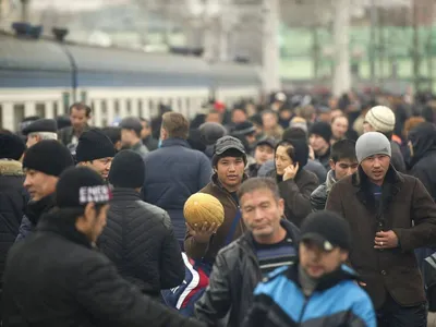 В Россию едут проверяющие из Таджикистана: будут смотреть, как живут  мигранты | Царьград | Дзен