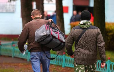 В Москве из военкомата сбежали двое уроженцев Таджикистана, получившие  гражданство России | Пикабу
